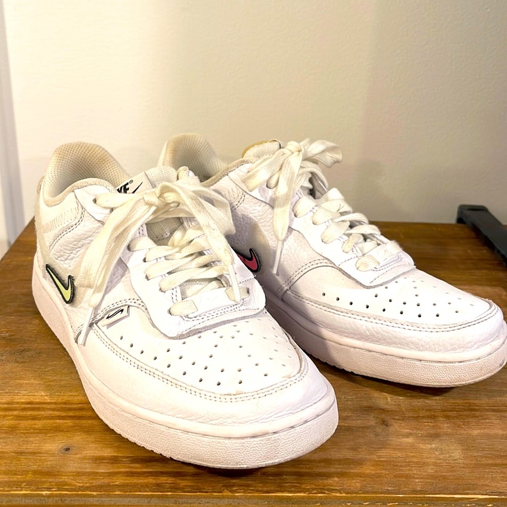 Nike court tennis shoes